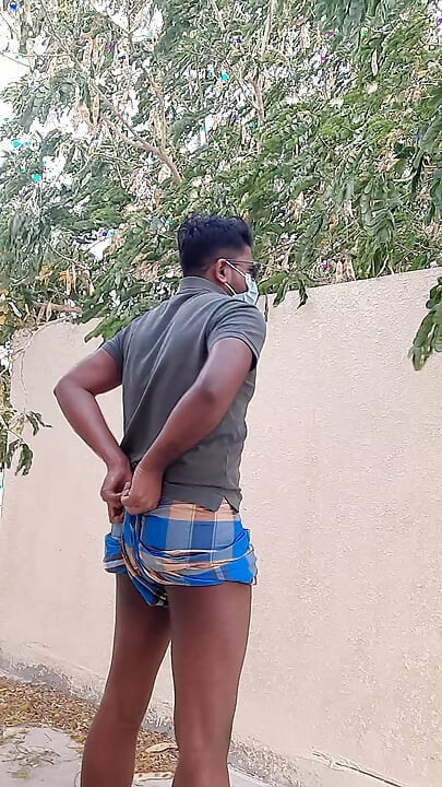 Hombres desnudos dentro fuera de casa con Lunggi