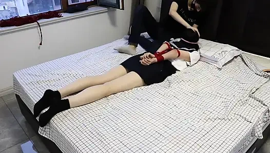 Siyah ayak bileği çorapları ve çıplak ayaklar beyaz ayak bileği çoraplarının yanı sıra tıkaçlar ve ip bağlamaları.