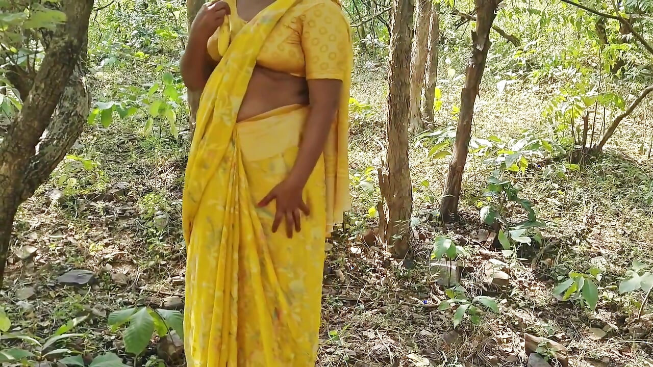 Cunhada coloca banana na bunda dela na floresta, Telugu Anty fodendo