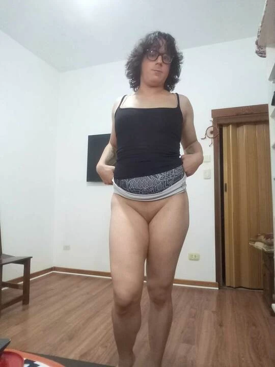 Nouă transsexuală efeminată Lara White, slabă, excitată, sexy care se joacă cu pula ei efeminată. transsexuală, trans, transsexuală