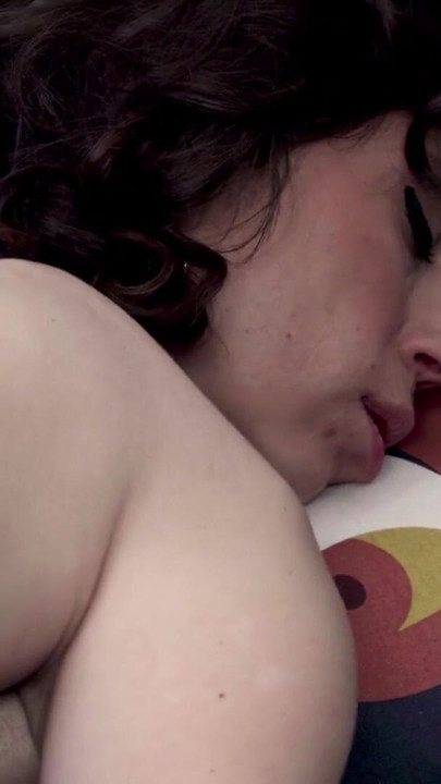 Seksi orta yaşlı seksi kadın Roxane ve genç bebek Amanda Clarke erotik fotoğraf çekimi sonrası birbirlerinin deliklerini yalıyor | Klip 2