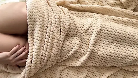 Возбужденная сводная сестренка умоляет сводного брата трахнуть ее. Интенсивный долбеж и большой камшот