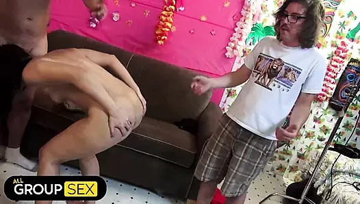 Глубокая глотка худенькой Ashli, пока фигуристая Siri трахается в грязной оргии!