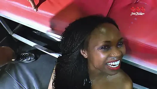 Sperma vulkan si cewek semok kulit hitam lagi asik banyak liar