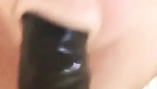 Splat es ist ein sahniges nasses gesicht, wenn sie dich lutscht und einen geschmack bekommt