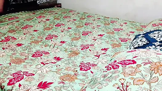 Barsaat ke mausam mein chute lagwane ka Apne maja hai barsat ke mausam mein gand Marne ka apna Maja