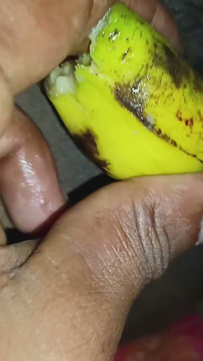 Desi bhabi kela se pani nikal liya chud me kitna pani | Clip 1