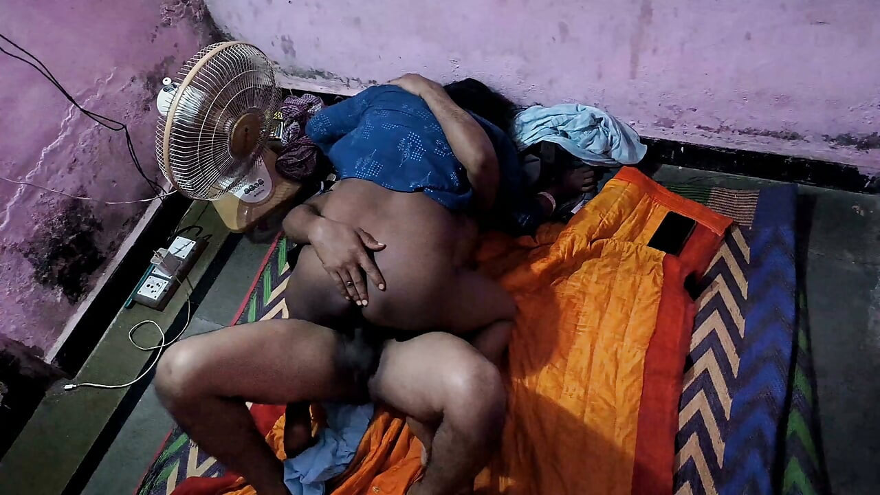Quando Você Viu a Meia-irmã Sozinha Em Casa, O Meio-irmão Ofereceu Sexo Em Um Áudio Hindi Claro.