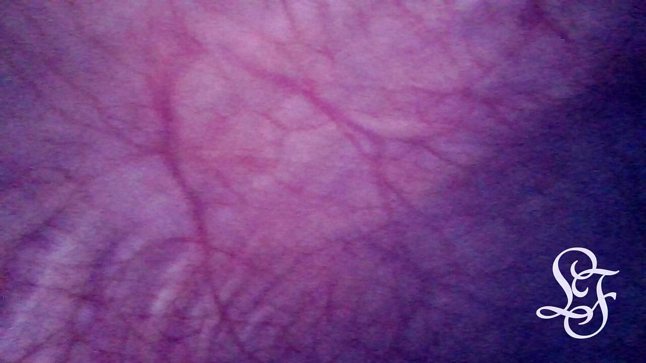 Assistindo minha ventre cheia de saliências para fora da minha barriga