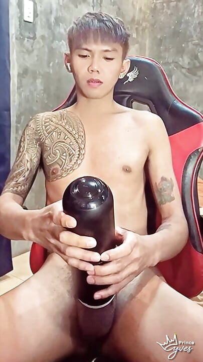 Twink excitat Filipineză se joacă cu jucăria lui de masturbare