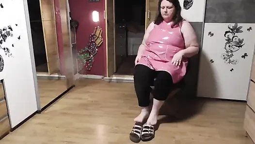 Kauçuk önlükte terlikleri düzleştiriyorum