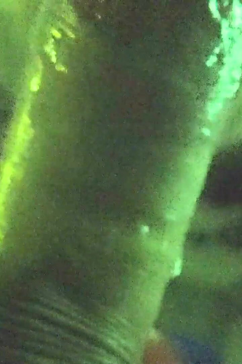 Une belle-fille a pris sa bite dans sa bouche lors de sa première nuit avec son beau-père