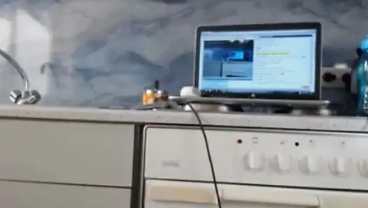 Seksi dea canlı yayında twerk yapıyor