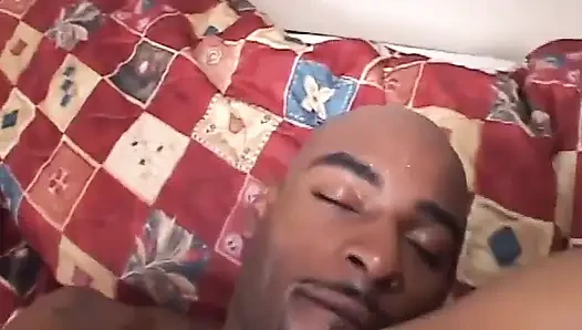 Büyük doğal memeli zenci kız yatak odasında sikişiyor... ağzına boşalma