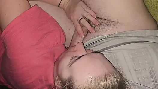 Istriku yang sange lagi asik mainin kontol besarku dan nyepong kontolku