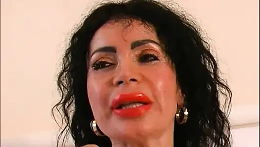 Diese Schlampige MILF Zeigt Uns Ihren Hintern Und Masturbiert Für Uns Vor Der Kamera