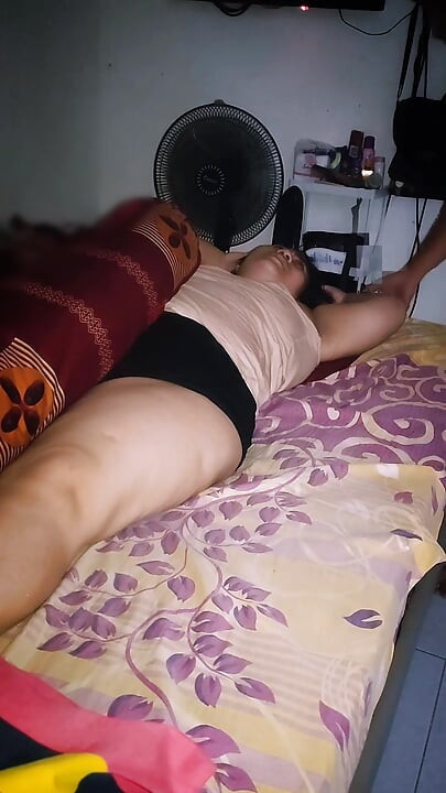 The chubby girl who is horny her pussy is very wet. Made her want to orgasm 2 times