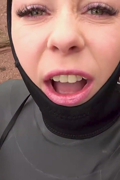 Η γίγαντα της στολής βρίσκει ένα μικροσκοπικό παιχνίδι για να πειράξει