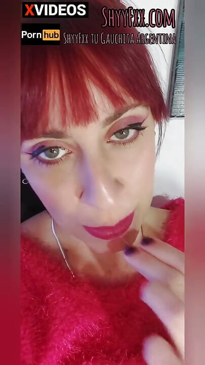 Shyyfxx Te прави минет, за да те откъсне от компютъра