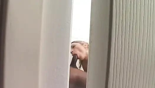 Pelacur kulit putih lagi asik nyepong kontol raksasa pria kulit hitam lexington steele di kamar mandi