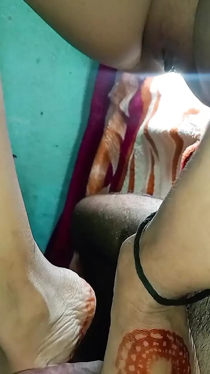 La mia moglie desi mostra il pompino del culo e le riprese video dure e sessuali vicino all'hindi.