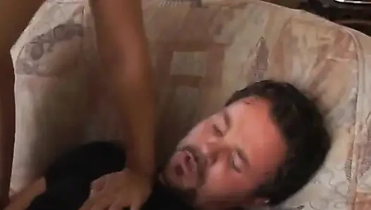 Kızıl güzel kadının her iki deliği de sikiliyor