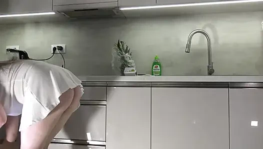 Большие сиськи, большая задница все натуральные, красивая студентка в прозрачном белом платье светит ее длинными ногами и трусиками