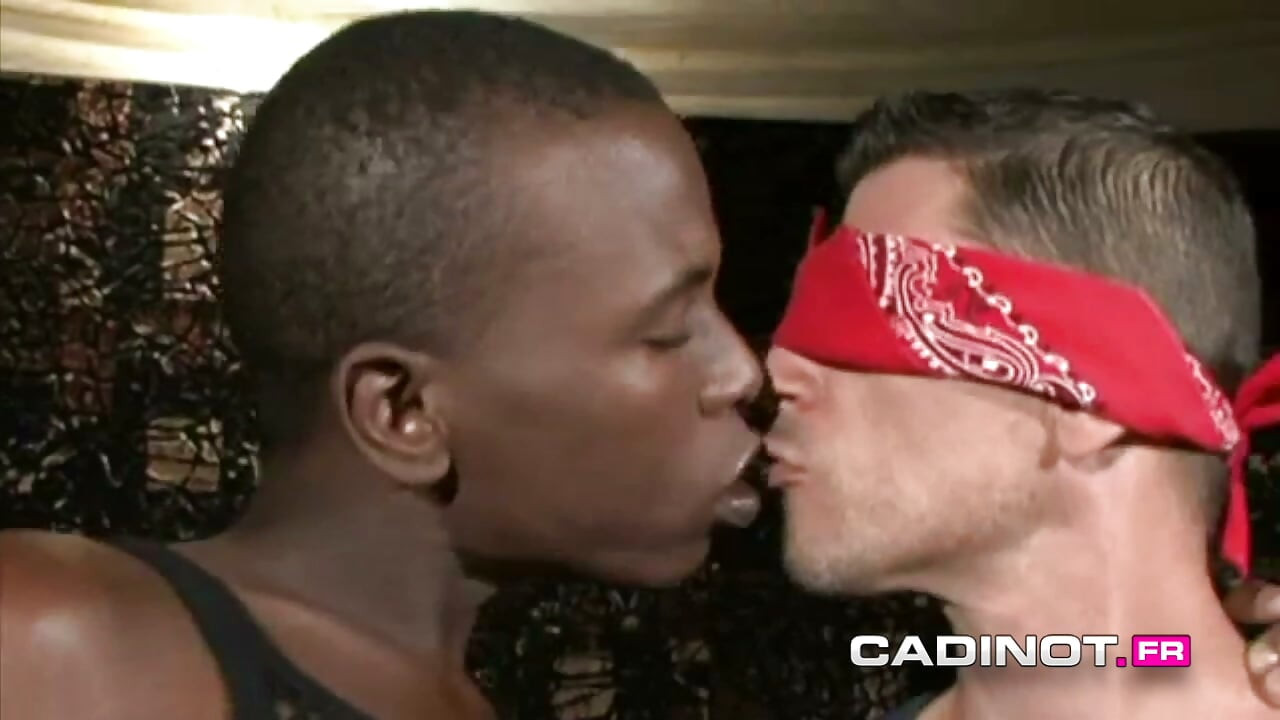 Cadinot.fr - Two black guys seduce a virile guy