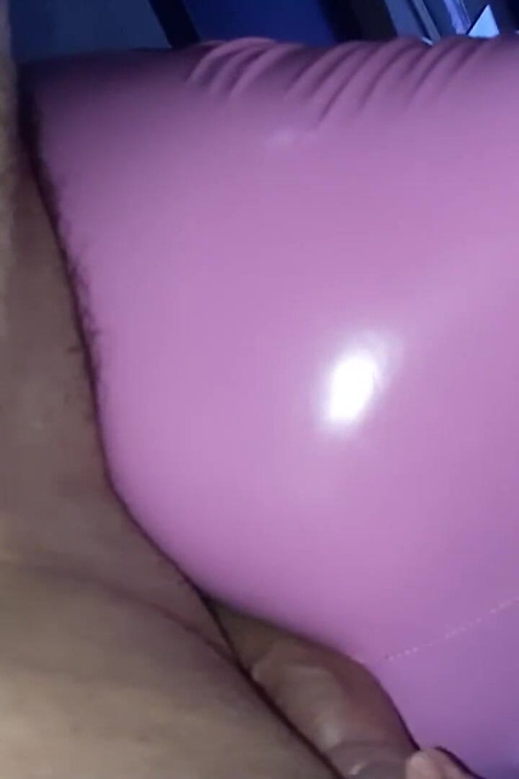 Un cul brillant en latex taquine ma bite et pisse dans son cul