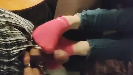 Nike si cewek dengan kaus kaki seksi lagi asik footjob dengan kaus kaki pink - kaus kaki biru dengan kaus kaki warna biru