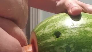 Grote dikke jonge pik neukt watermeloen