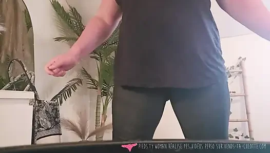 Vends-ta-culotte - Dominatrix wants to frustrate you and ends up putting a dildo in her pussy in front of you