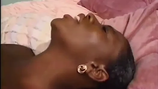 Cowok sange kulit putih ngentot cewek semok kulit hitam di ranjang