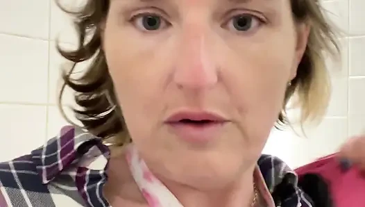 Wenn Ein Unschuldiges Pinkeln in Öffentlichen Toiletten Zu Einem Frechen Squirting-wichsen Wird