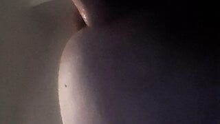 Pornmodel Sindykate neukt een grote fist dildo live op webcam bullchat