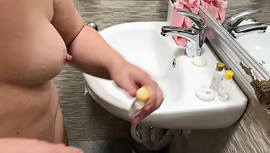 Nackt und nasser zara-charme genießt eine heiße hoteldusche