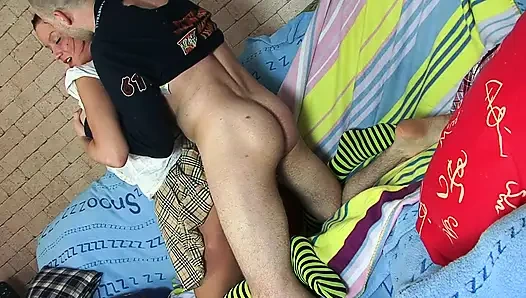 Жизнерадостная Амелия делает минет, делая шпагаты, затем дает ее юной задницей, чтобы ее трахнули