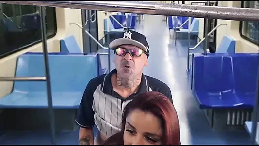Otobüste halka açık şekilde seks!