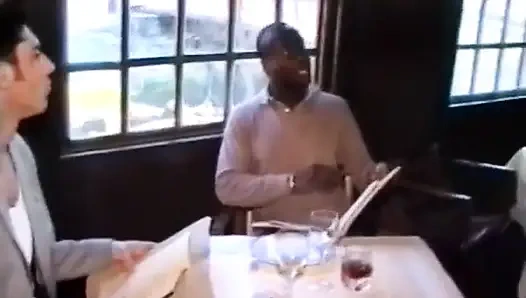 Bir aşçı mutfakta müşterileri tarafından kesiliyor.