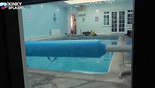 Unter wasser unterwerfung, ballknebel & beute mit verbundenen augen