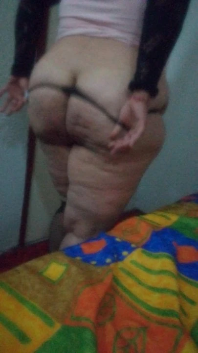 Culona de rosa empinada