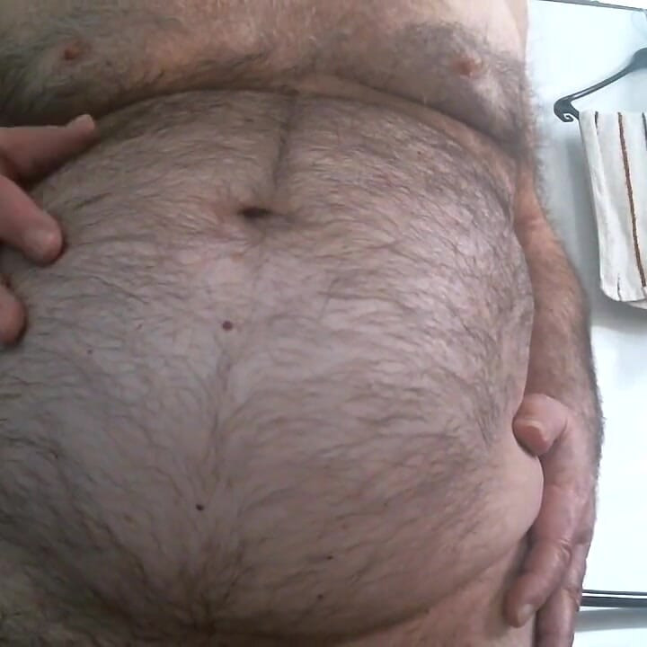 털이 무성한 배를 보여주는 칼 코치