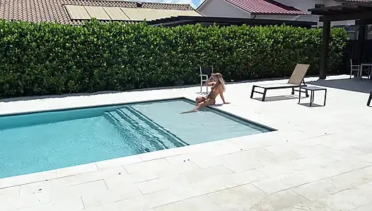 Lily phillips dientot di pinggir kolam renang sama jmac