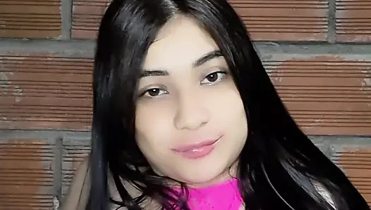Üvey kız kardeşimin sıkı vajinasını mastürbasyon yapıyorum ve mükemmel doğal göğüslerle oynuyorum