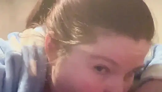 Erkek arkadaşının yarağını emiyor