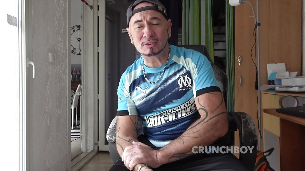 俺の大きなチンコをしゃぶって、口の中の精液を全部食べろ