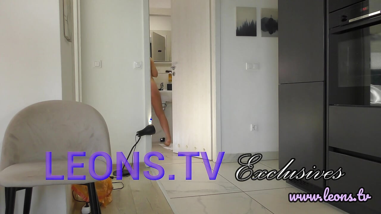 Studentă reală curvă minionă roșcată autentică vine pentru o încercare de modă se dovedește porno softcore cu regizor amator