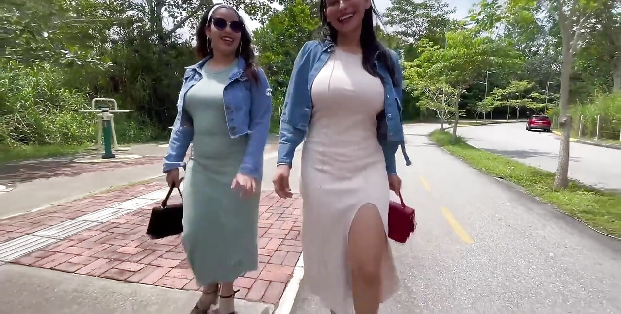 Jag utnyttjar det faktum att min flickvän gick på resa och jag knullar hennes två bästa vänner