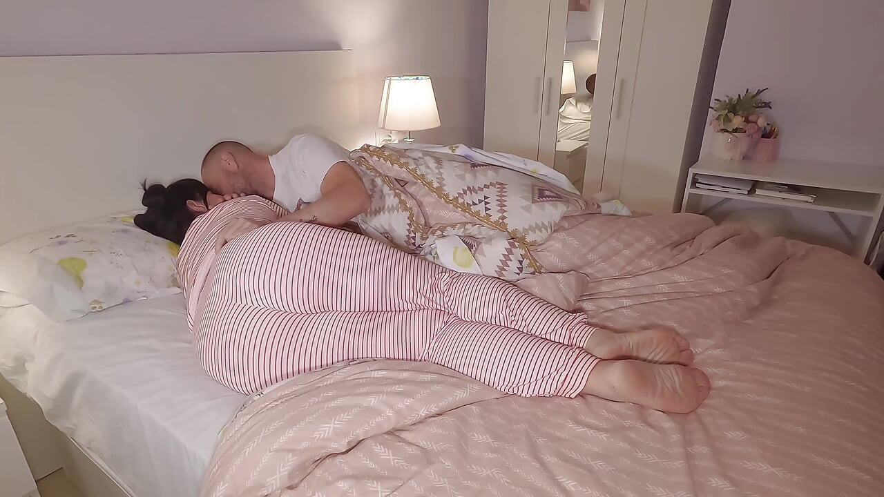Eu Compartilho Uma Cama Com Minha Madrasta Rabuda E Acabo Gozando Na Bunda Dela