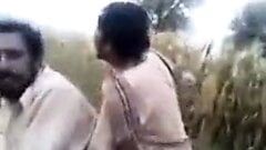 Indyjski chłopiec desi kurwa na zewnątrz